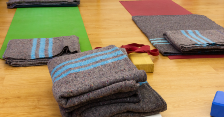 Manta / Cobertor de Yoga: o que é e como usar esse acessório