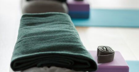Yoga com props – entenda os benefícios e usos dos diferentes acessórios