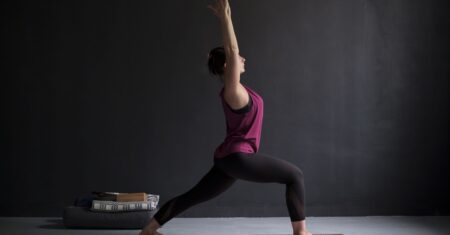 Saiba mais sobre Virabhadrasana 1, a Postura do Guerreiro 1