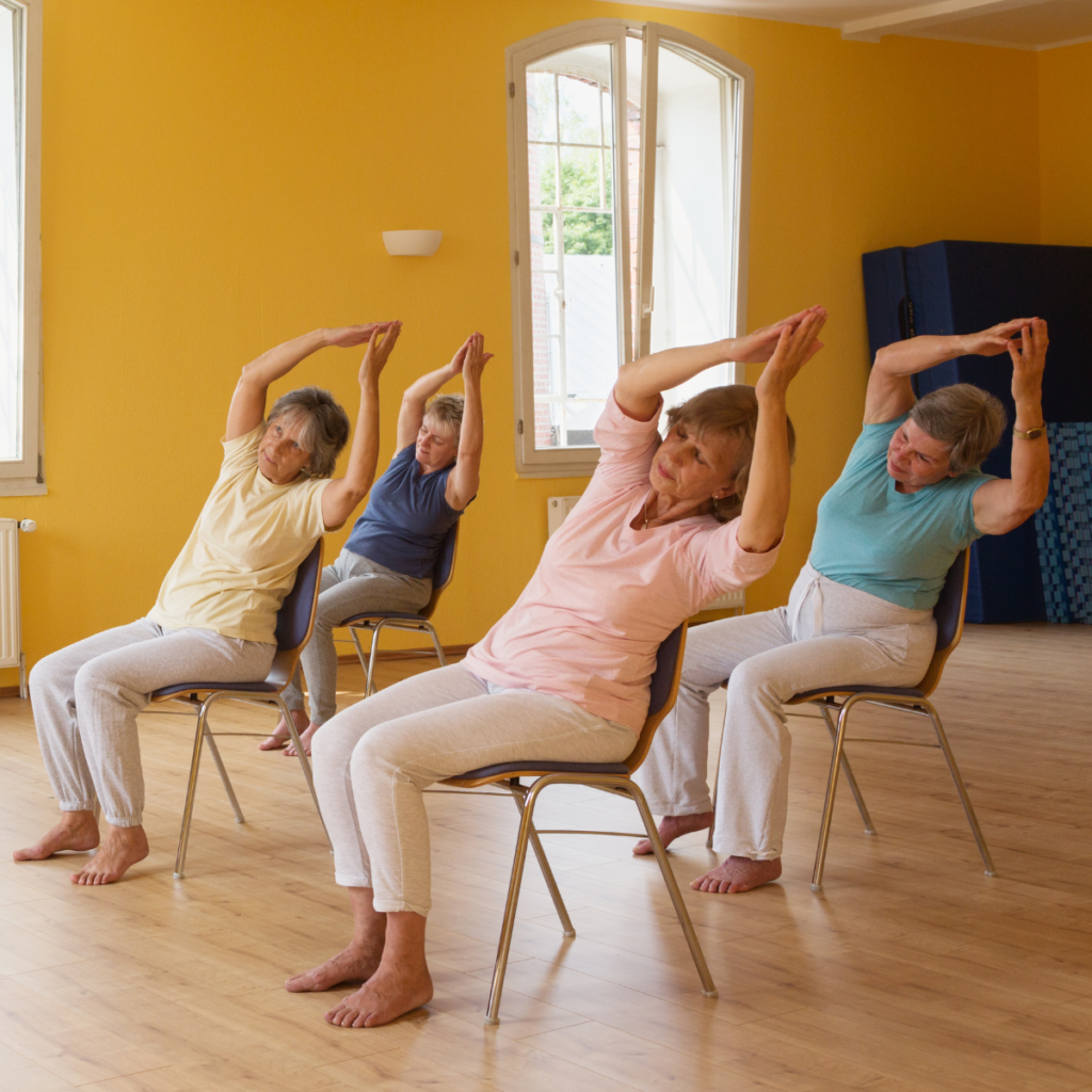 Yoga para Todos e Inclusivo - Mulheres fazendo Yoga na cadeira