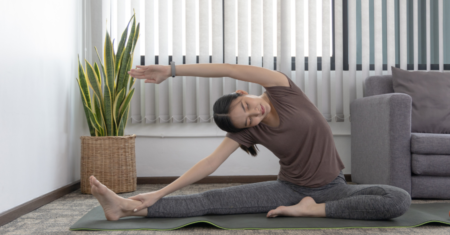 Yoga em Espaços Pequenos: Como Adaptar a Prática no Quarto ou Hotel
