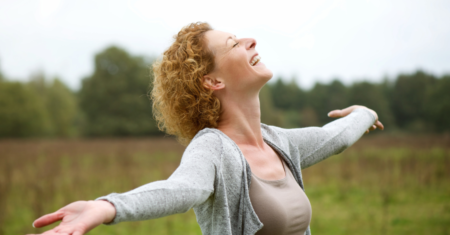 Yoga na Menopausa: Como Aliviar Ondas de Calor e Ansiedade Naturalmente